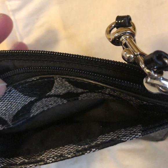 Low start for show!Mini Coach Wristlet/Wallet with keychain. Used once or twice - Picture 3 of 7